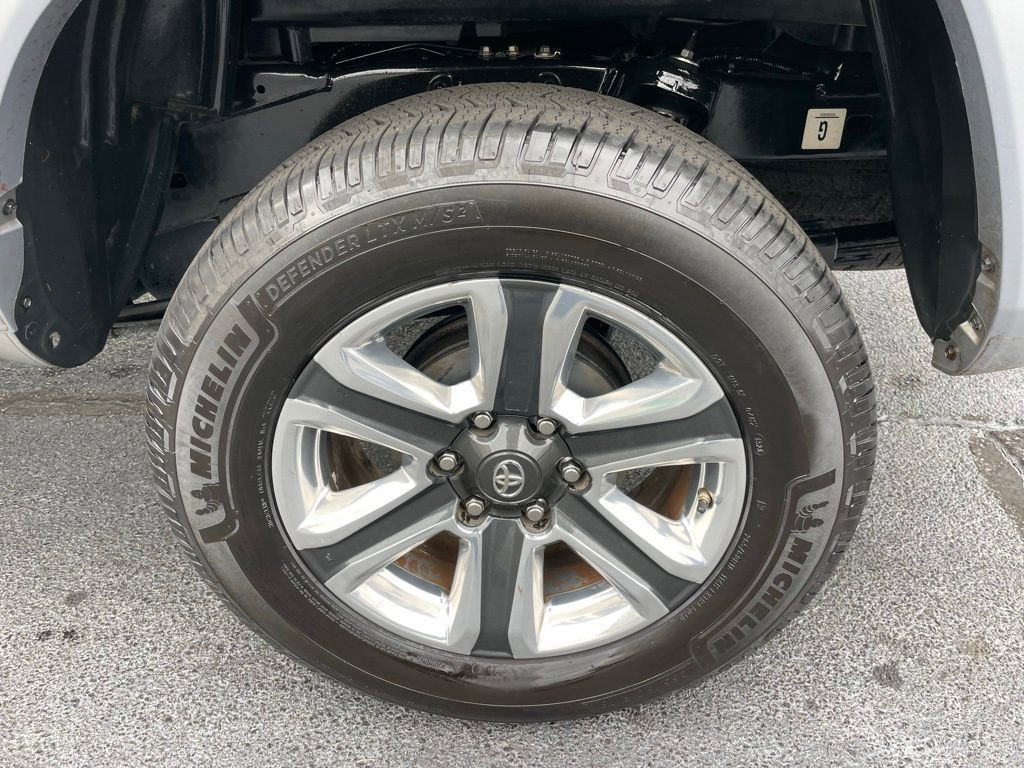Used 2017 Toyota Tacoma Limited w/ Tow Package image 43