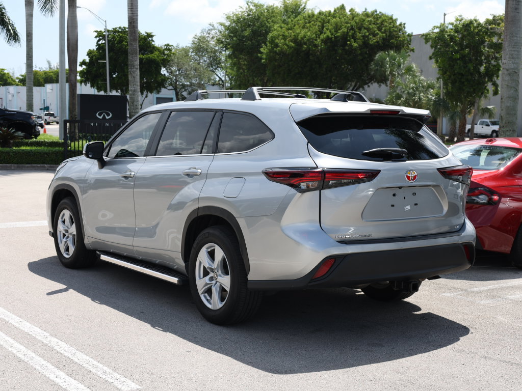 Used 2024 Toyota Highlander LE FWD image 4
