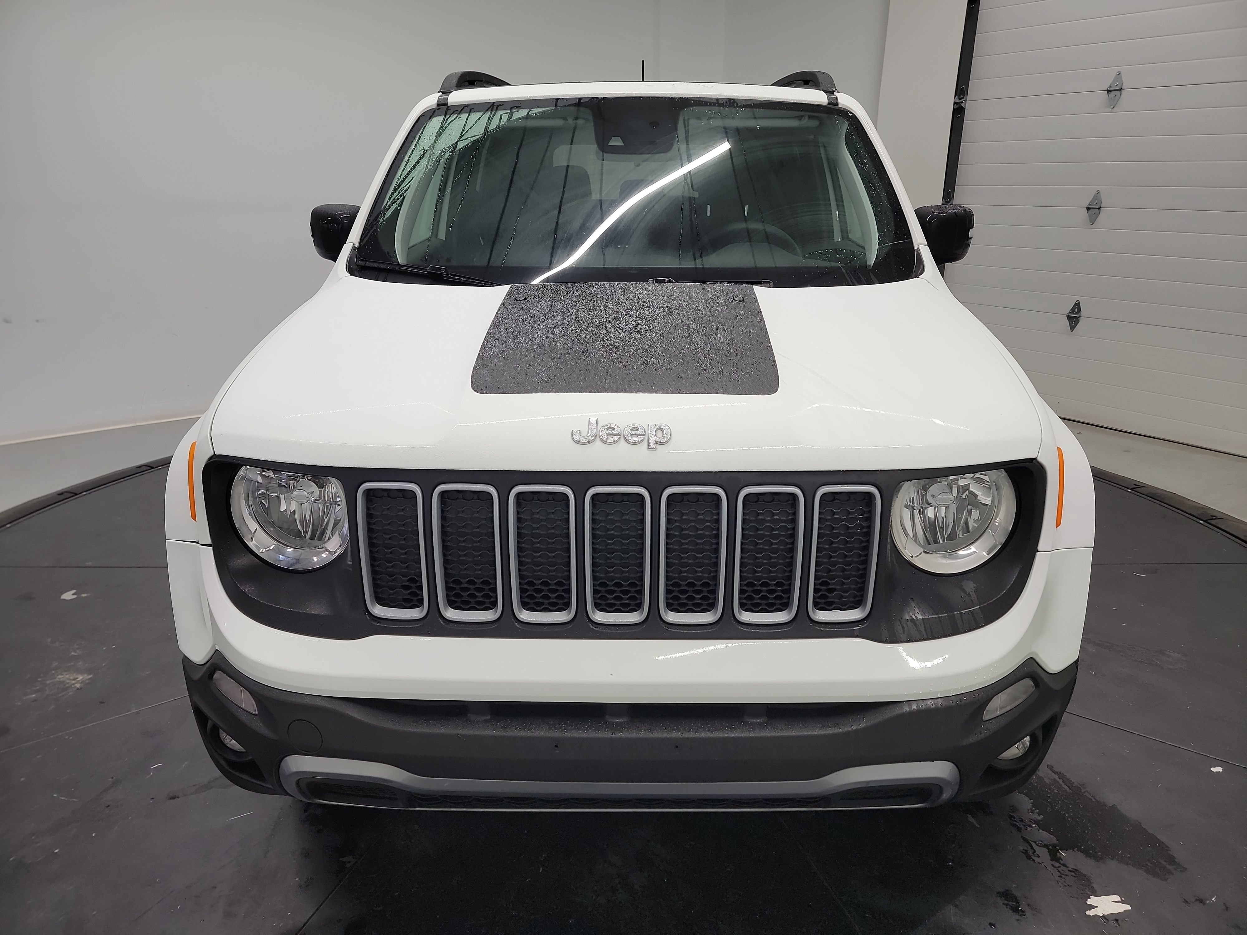 Used 2023 Jeep Renegade Latitude w/ Sun/Sound Group AWD/4WD image 2
