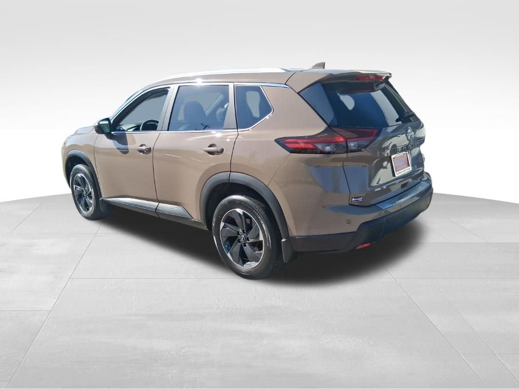 Used 2024 Nissan Rogue SV w/ SV Premium Package image 3