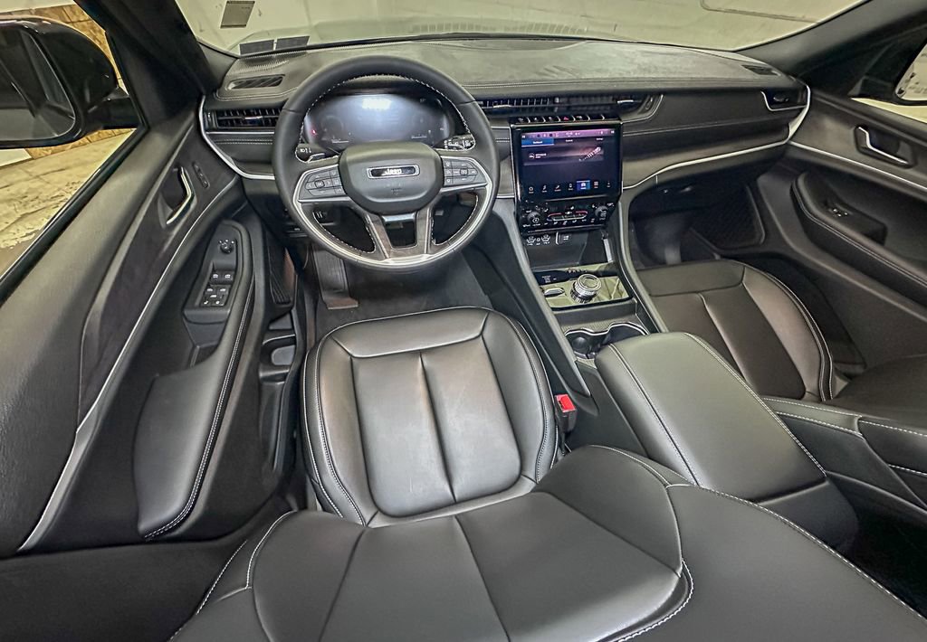 New 2025 Jeep Grand Cherokee Limited w/ Black Appearance Package image 9