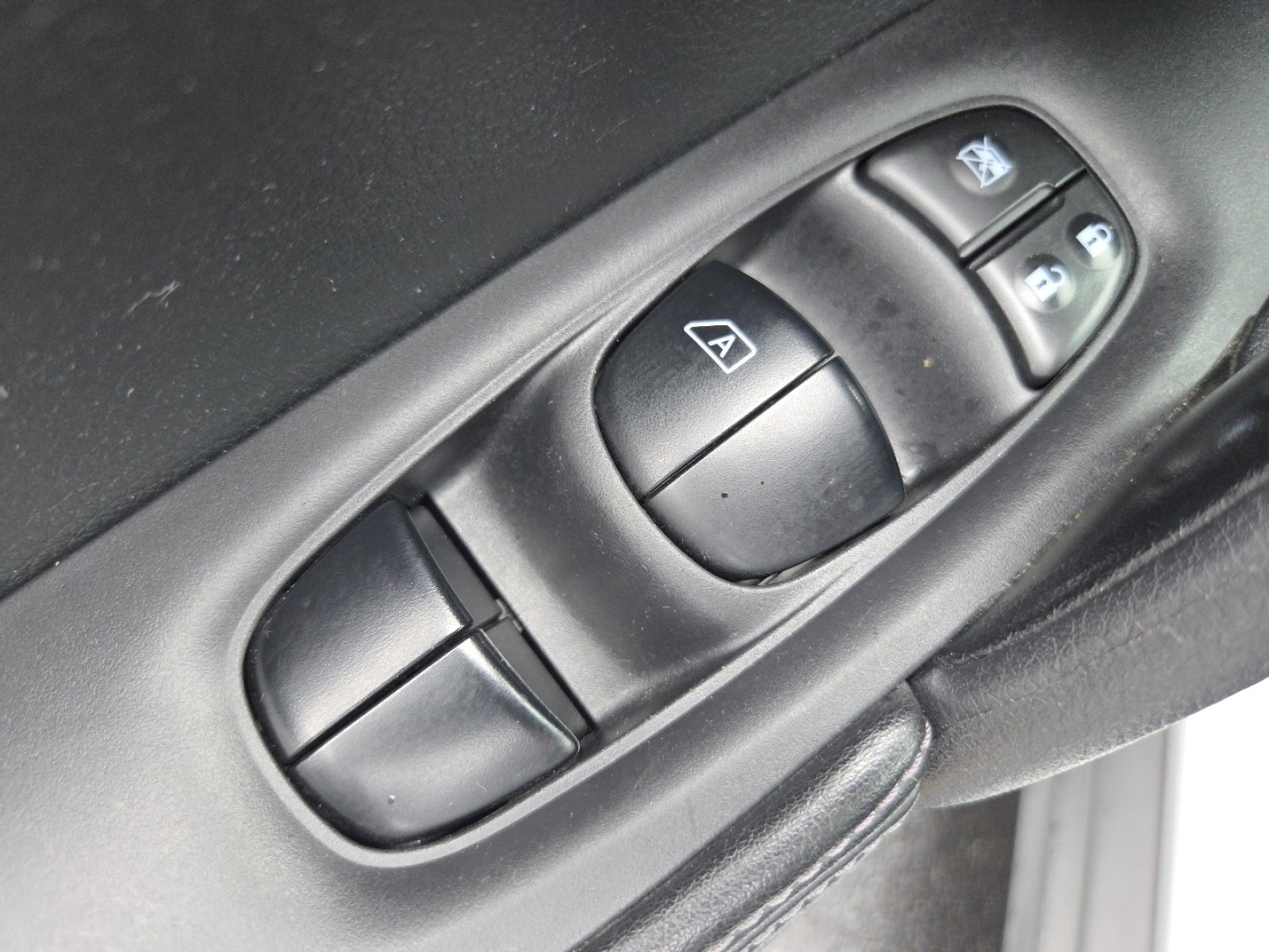 Used 2019 Nissan Rogue S image 24