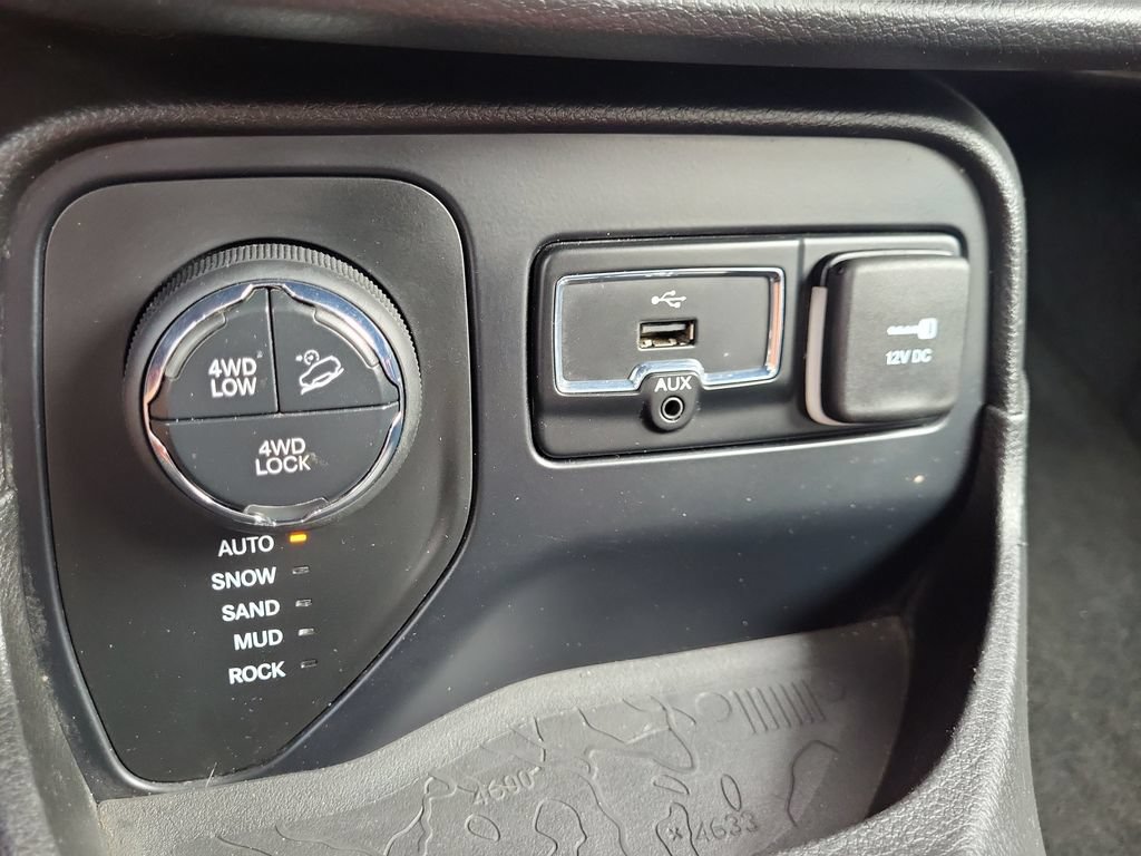 Used 2015 Jeep Renegade Trailhawk w/ Safety & Security Group I AWD/4WD image 31