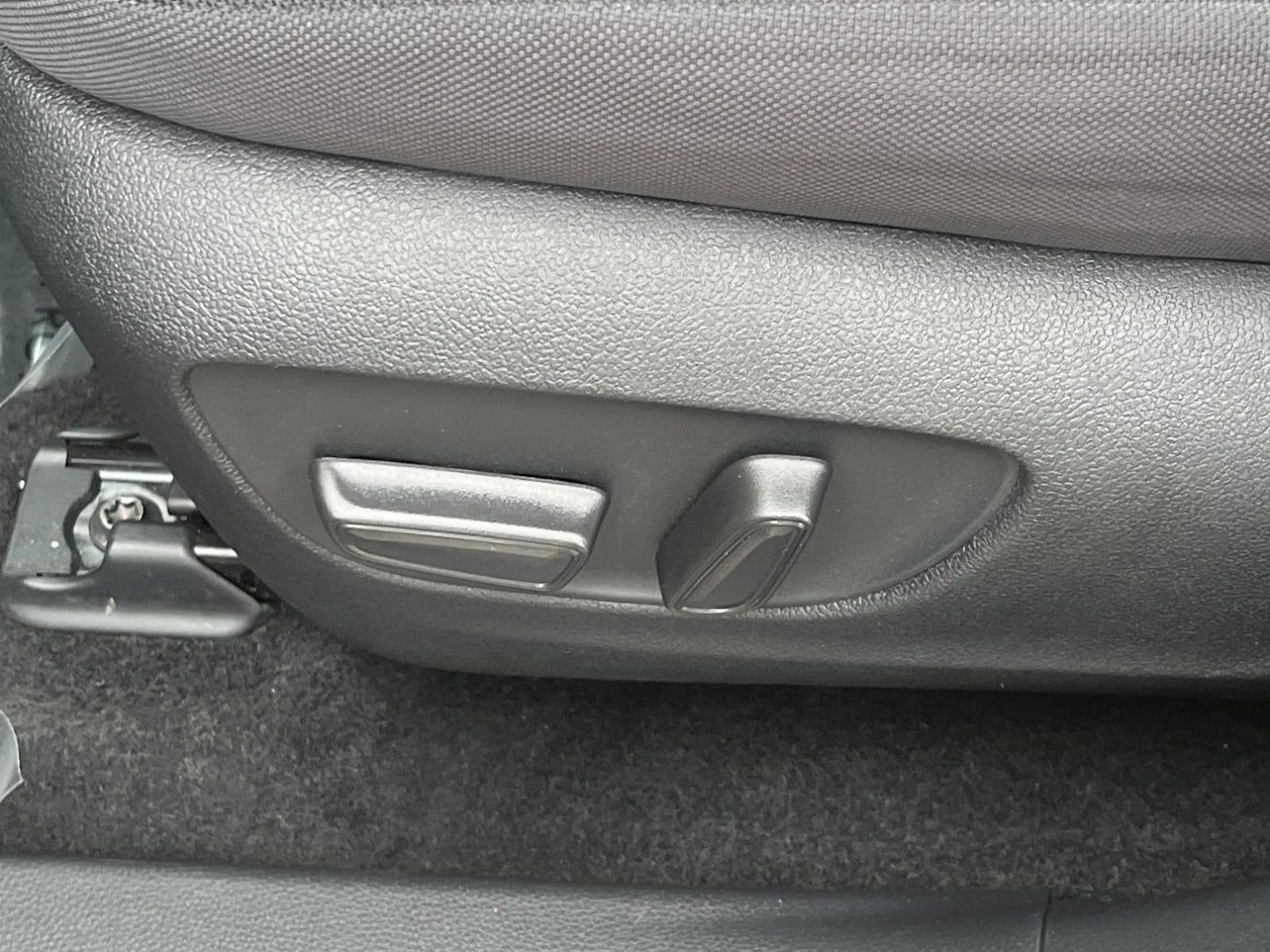 Used 2025 Toyota Highlander LE FWD image 23