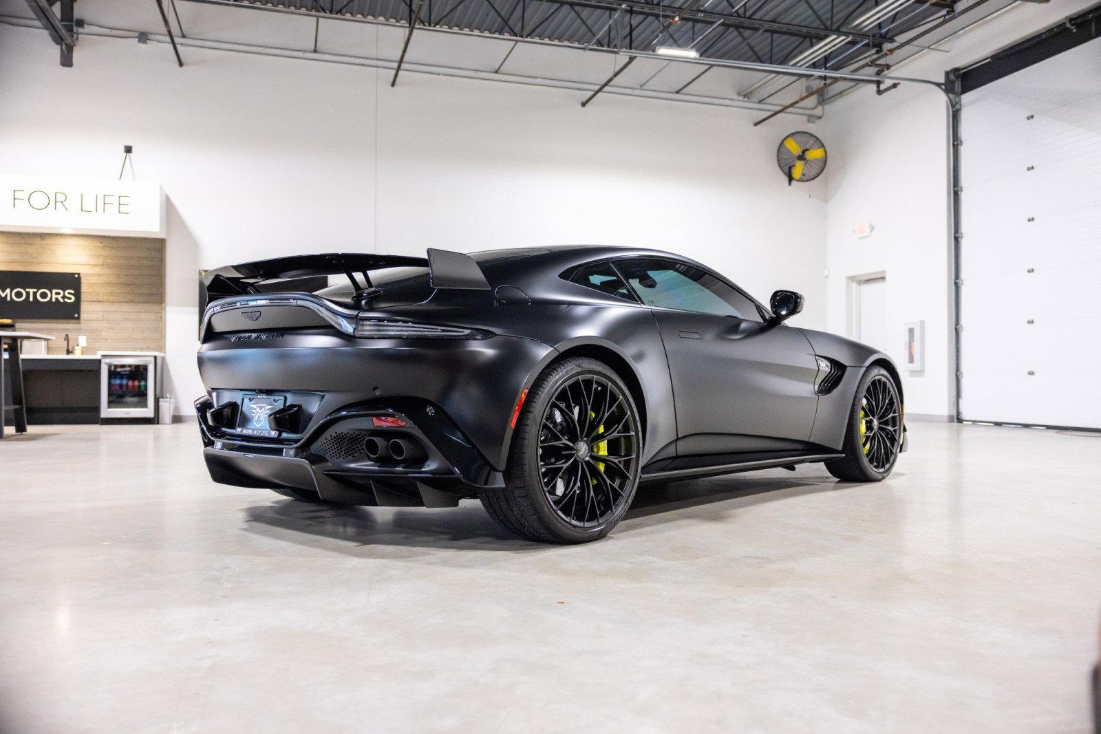 Used 2022 Aston Martin V8 Vantage Coupe RWD image 4