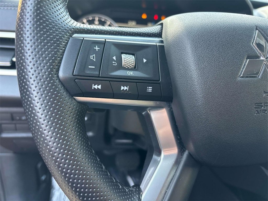 Used 2024 Mitsubishi Outlander SE image 17