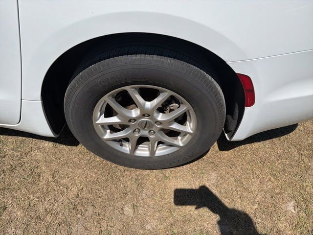 Used 2024 Chrysler Pacifica Touring-L FWD image 4