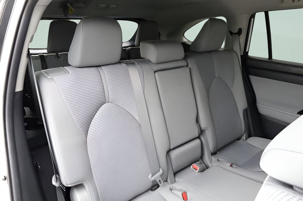 Used 2023 Toyota Highlander LE AWD/4WD image 27
