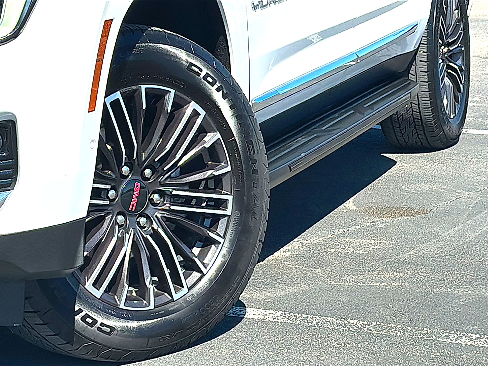 Used 2025 GMC Yukon XL Elevation image 3