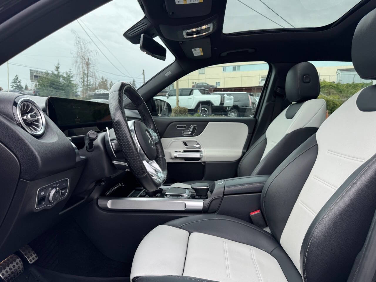 Used 2021 Mercedes-Benz GLB 35 AMG 4MATIC image 33