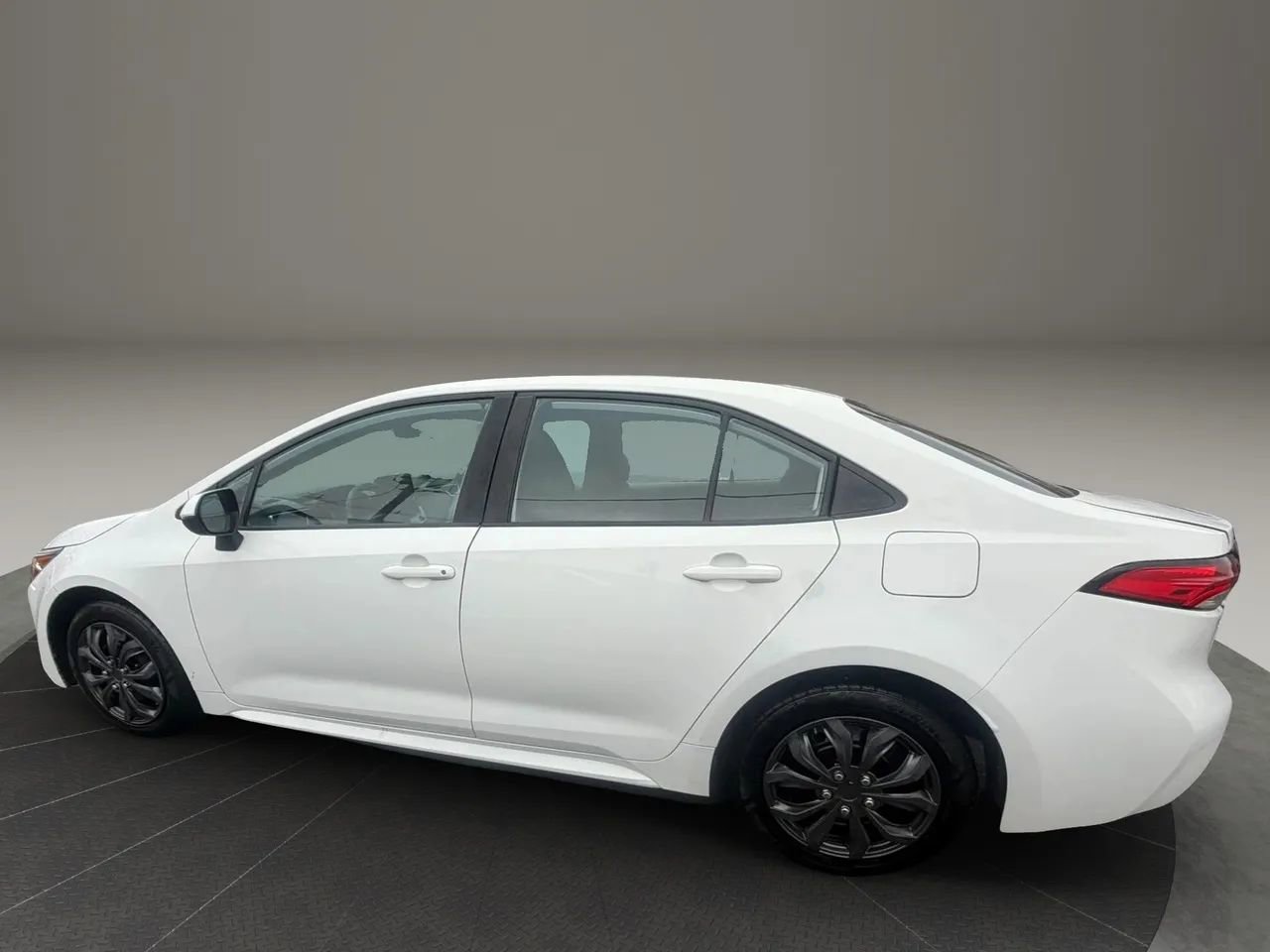 Used 2022 Toyota Corolla LE image 8