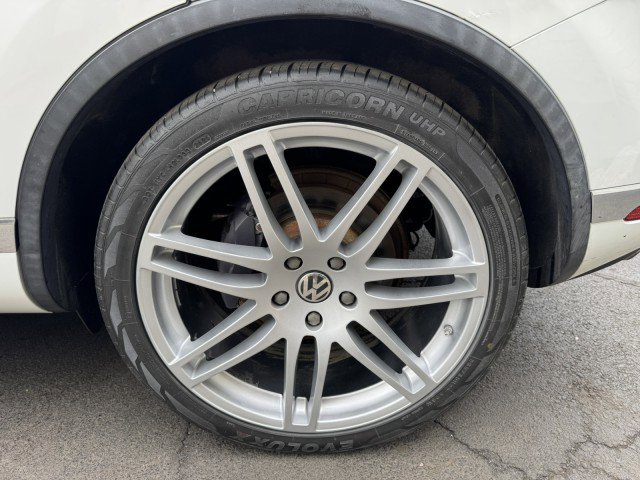 Used 2016 Volkswagen Touareg Sport AWD/4WD image 40