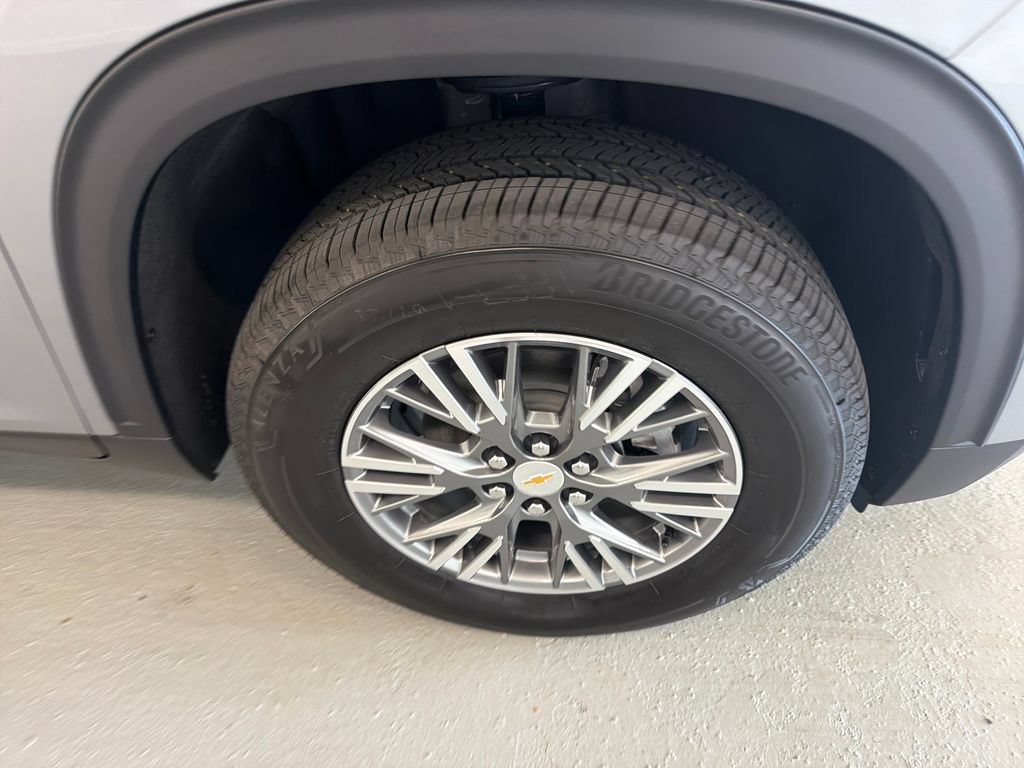 New 2027 Chevrolet Traverse LT w/ LPO, Floor Liner Package FWD image 4