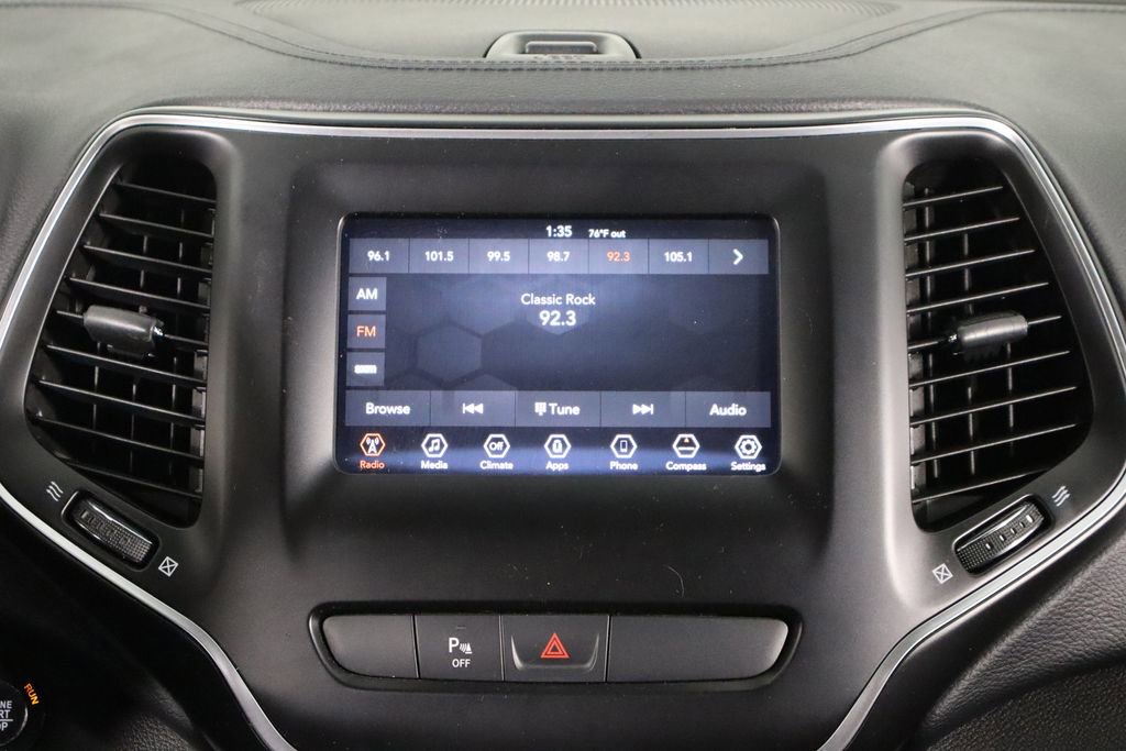 Used 2019 Jeep Cherokee Latitude Plus w/ Comfort/Convenience Group AWD/4WD image 27