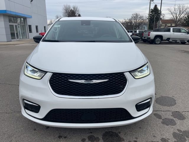 Used 2024 Chrysler Pacifica Touring-L image 9