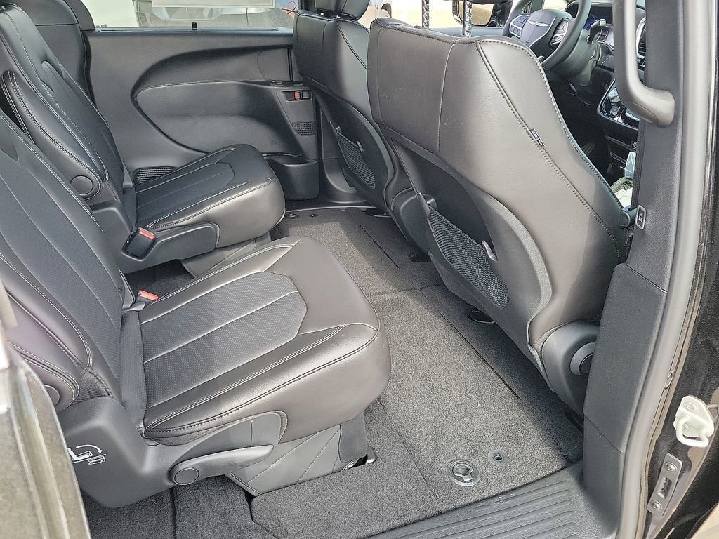 New 2025 Chrysler Voyager LX image 9