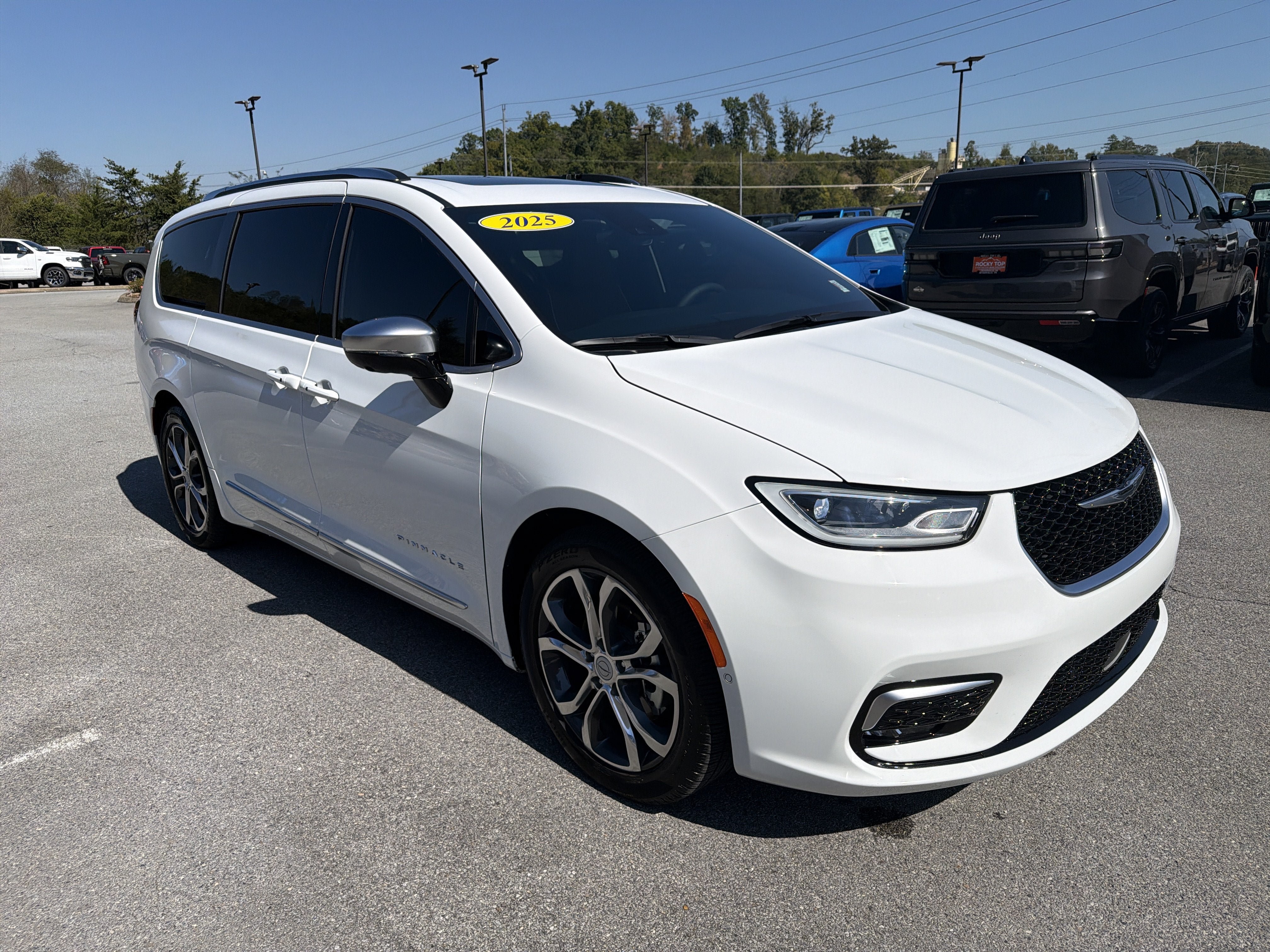 Used 2025 Chrysler Pacifica Pinnacle FWD image 4