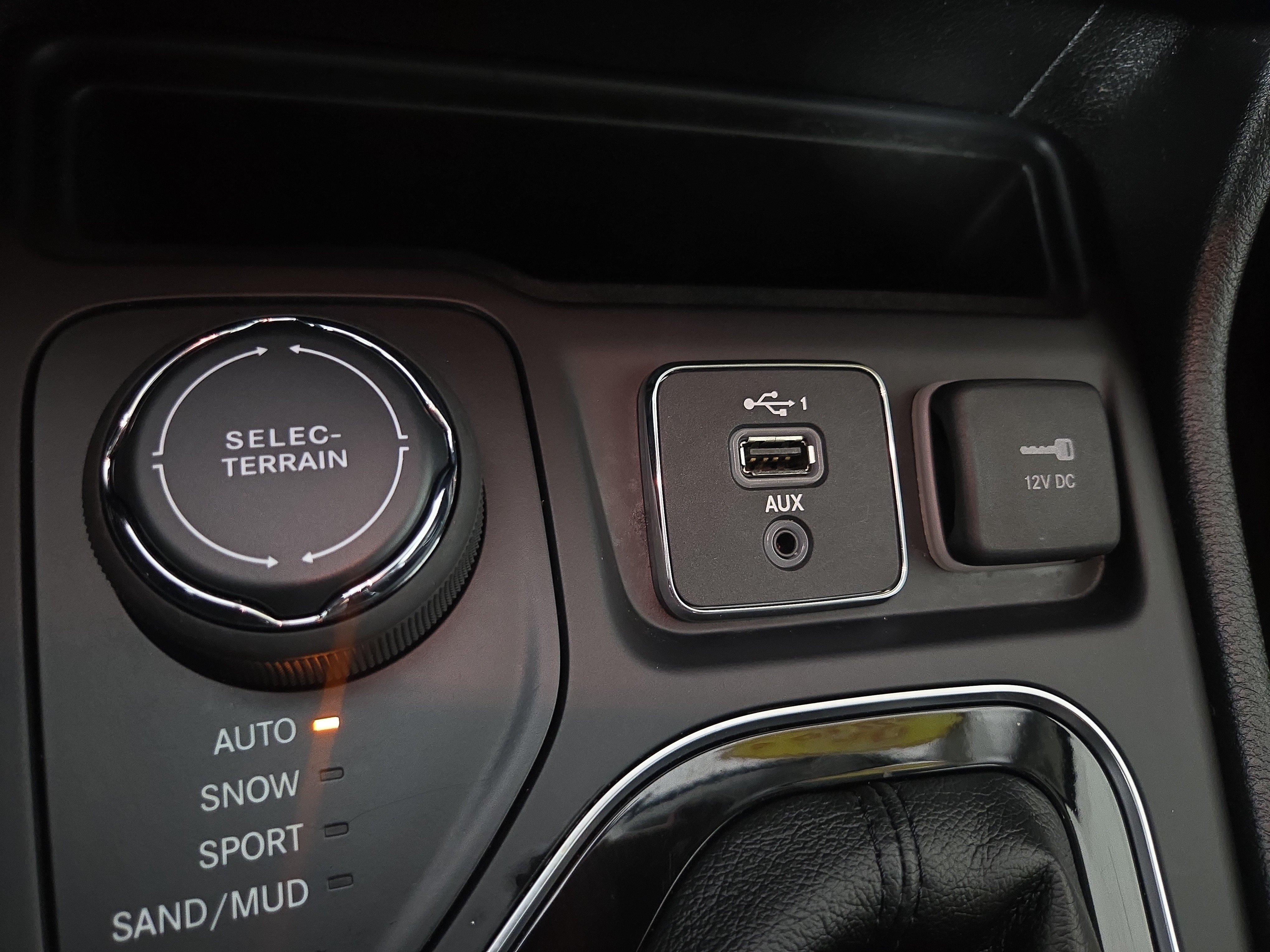 Used 2020 Jeep Cherokee Latitude Plus AWD/4WD image 28
