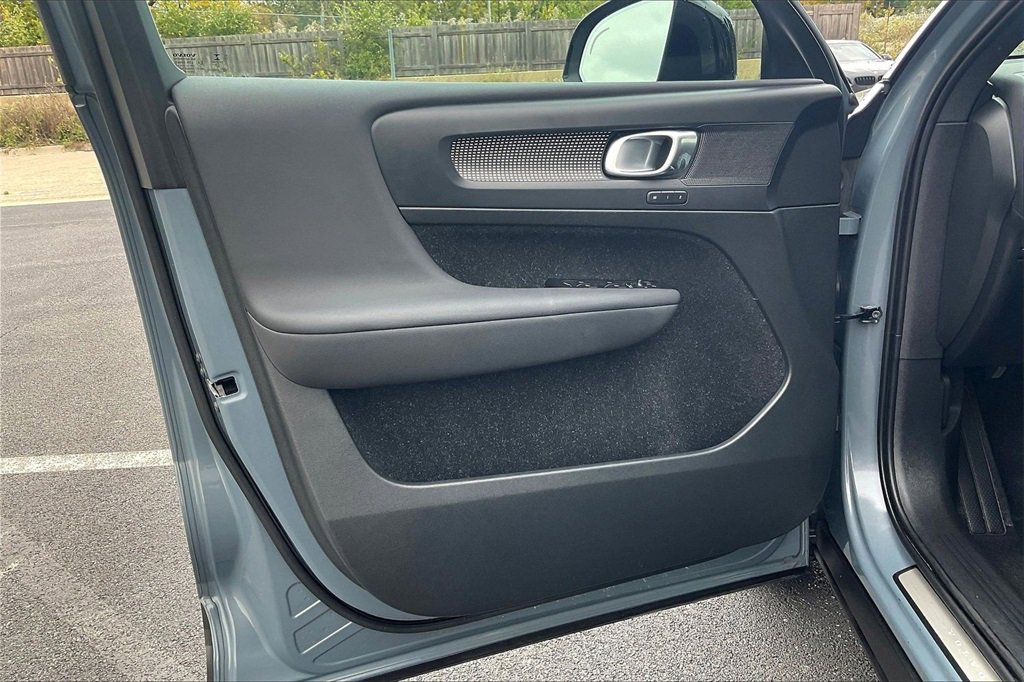 Used 2021 Volvo XC40 T5 R-Design w/ Climate Package image 23