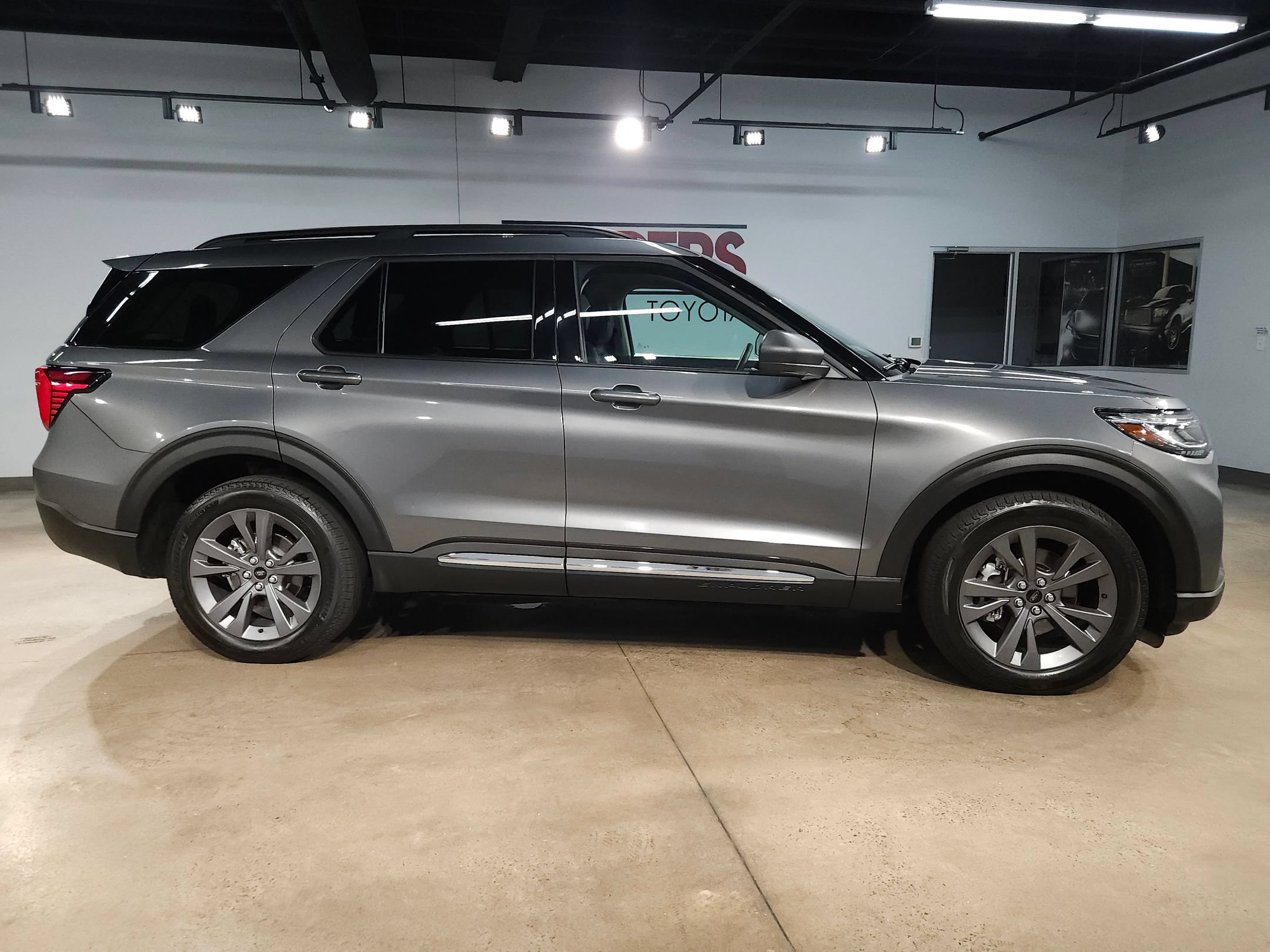 Used 2025 Ford Explorer Active w/ Active Comfort Package AWD/4WD image 8