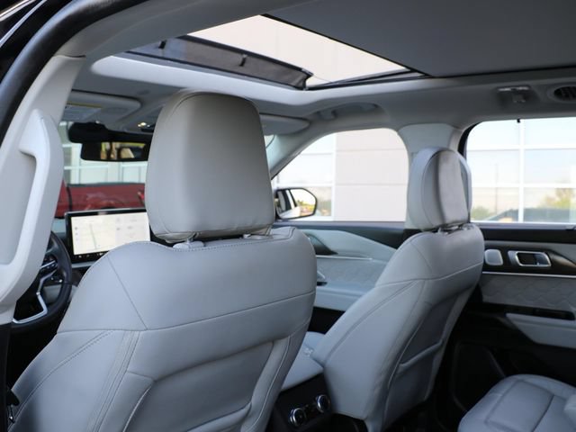 Used 2025 Ford Explorer Platinum w/ Ultimate Package AWD/4WD image 15