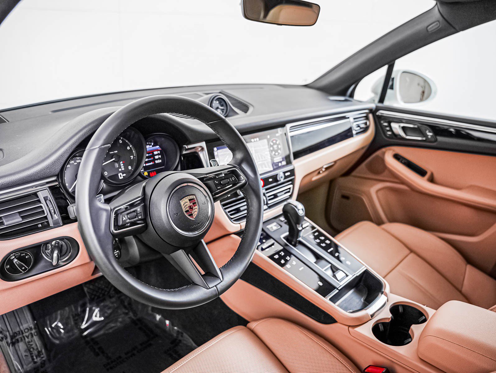 Certified 2026 Porsche Macan AWD/4WD image 4