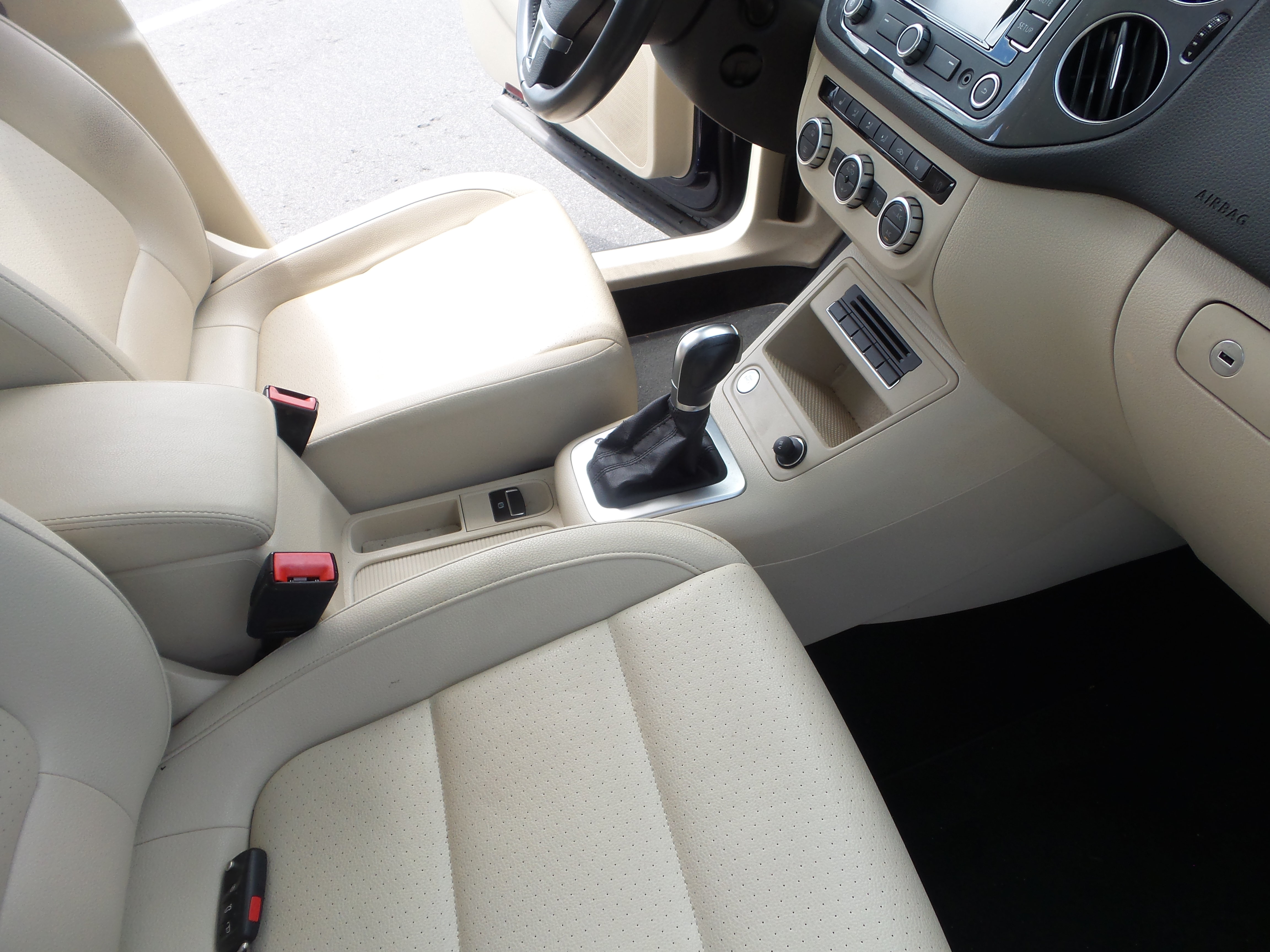 Used 2015 Volkswagen Tiguan SEL FWD image 51