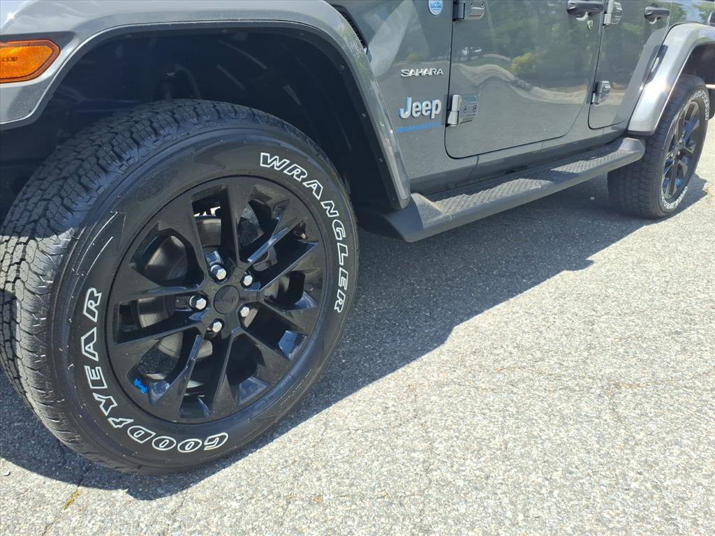 Used 2023 Jeep Wrangler Sahara w/ Cold Weather Group AWD/4WD image 9