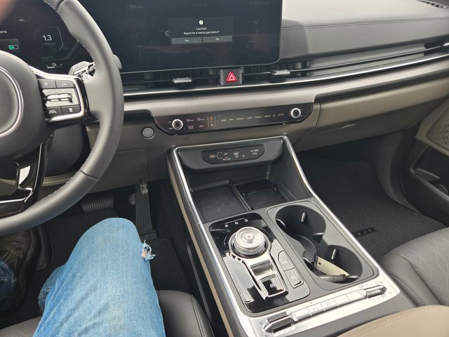 New 2025 Kia Carnival SX image 2