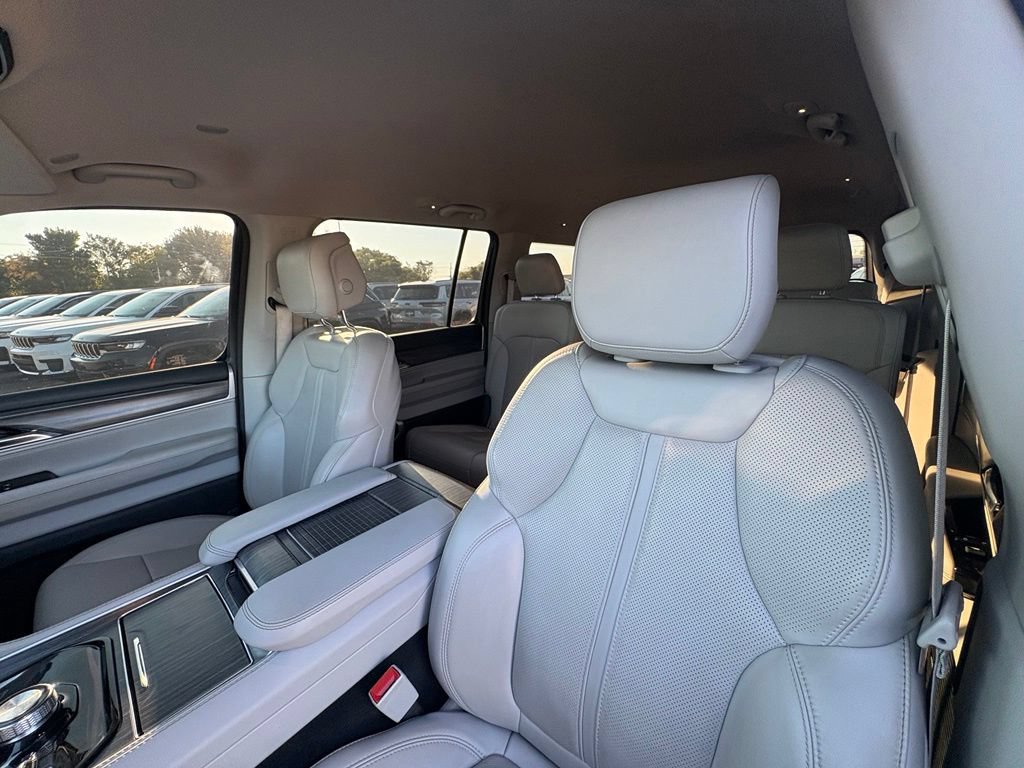 Used 2023 Jeep Wagoneer Series II w/ Flexible Seating Group AWD/4WD image 13