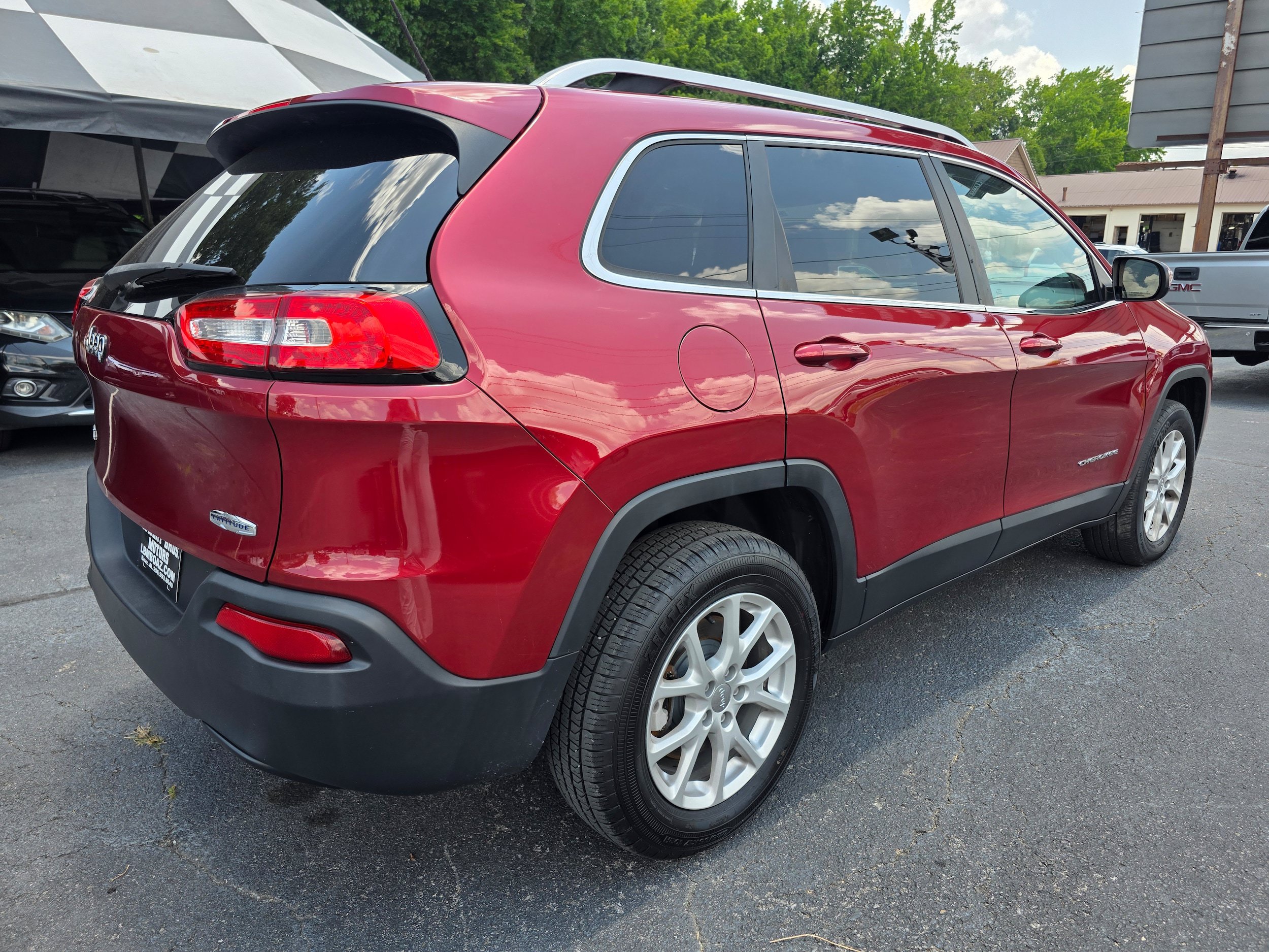 Used 2014 Jeep Cherokee Latitude w/ Cold Weather Group AWD/4WD image 5