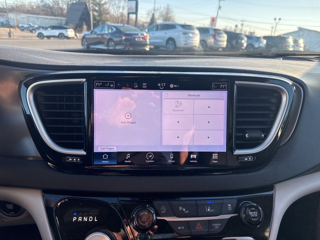 Used 2024 Chrysler Pacifica Touring-L image 33