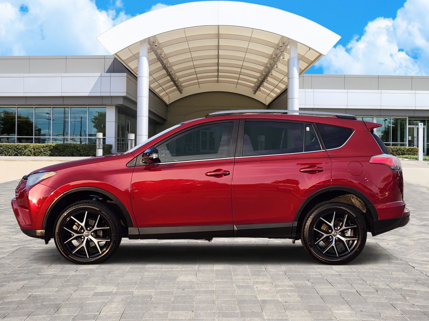 Used 2018 Toyota RAV4 SE image 3