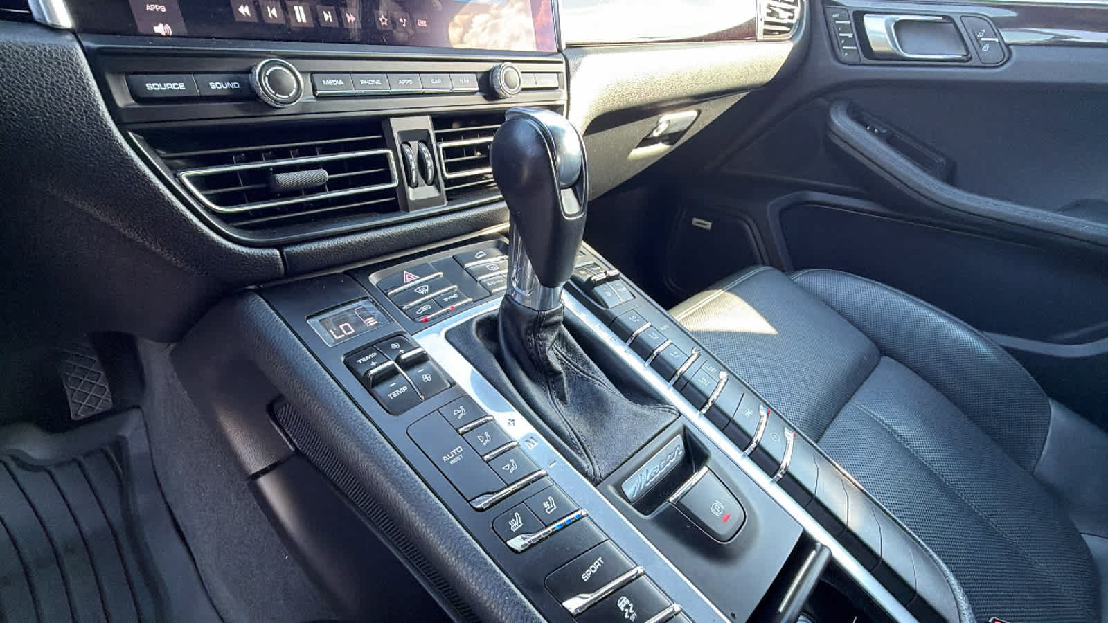 Used 2020 Porsche Macan AWD/4WD image 13