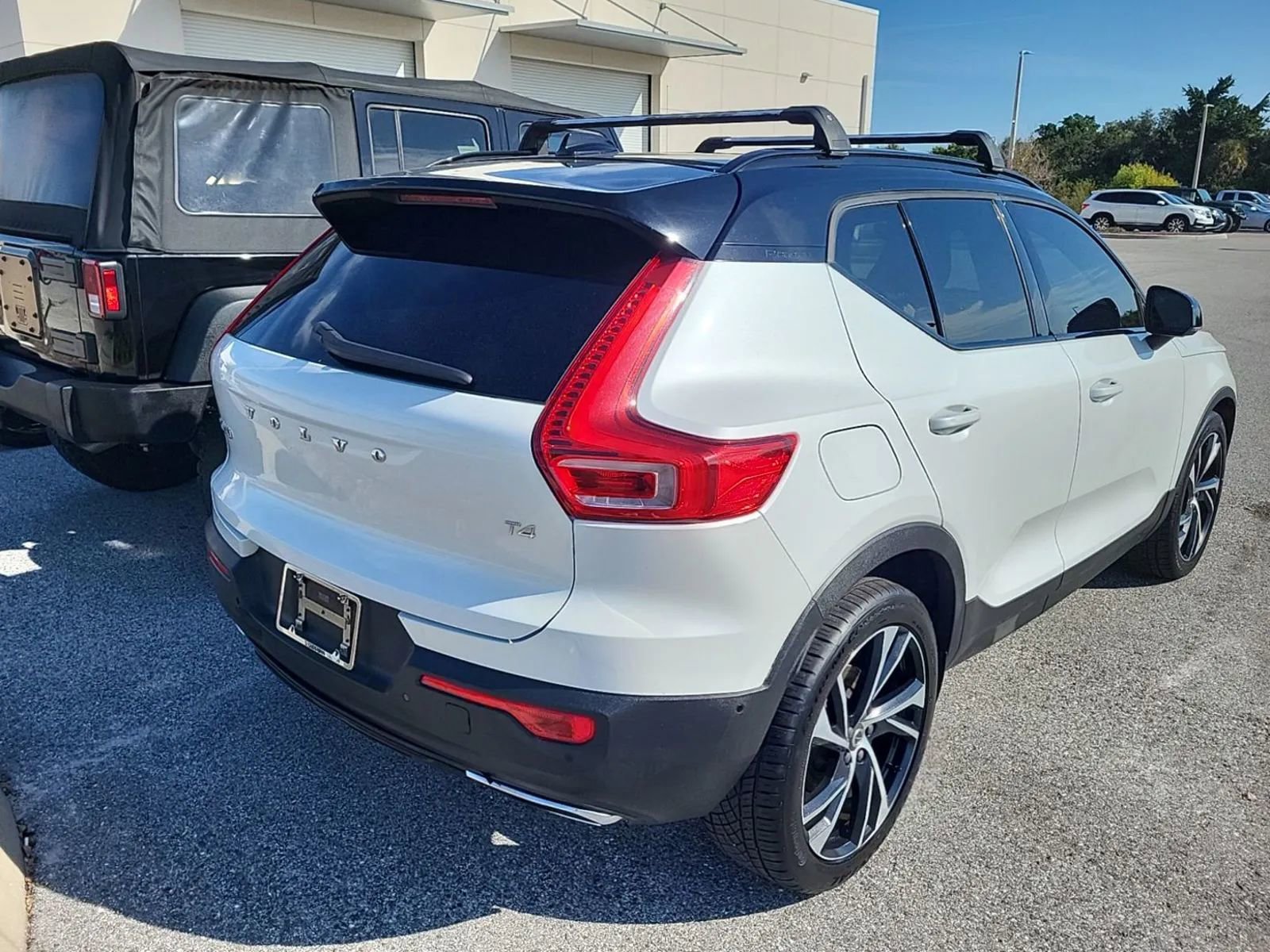 Used 2019 Volvo XC40 T4 R-Design image 3