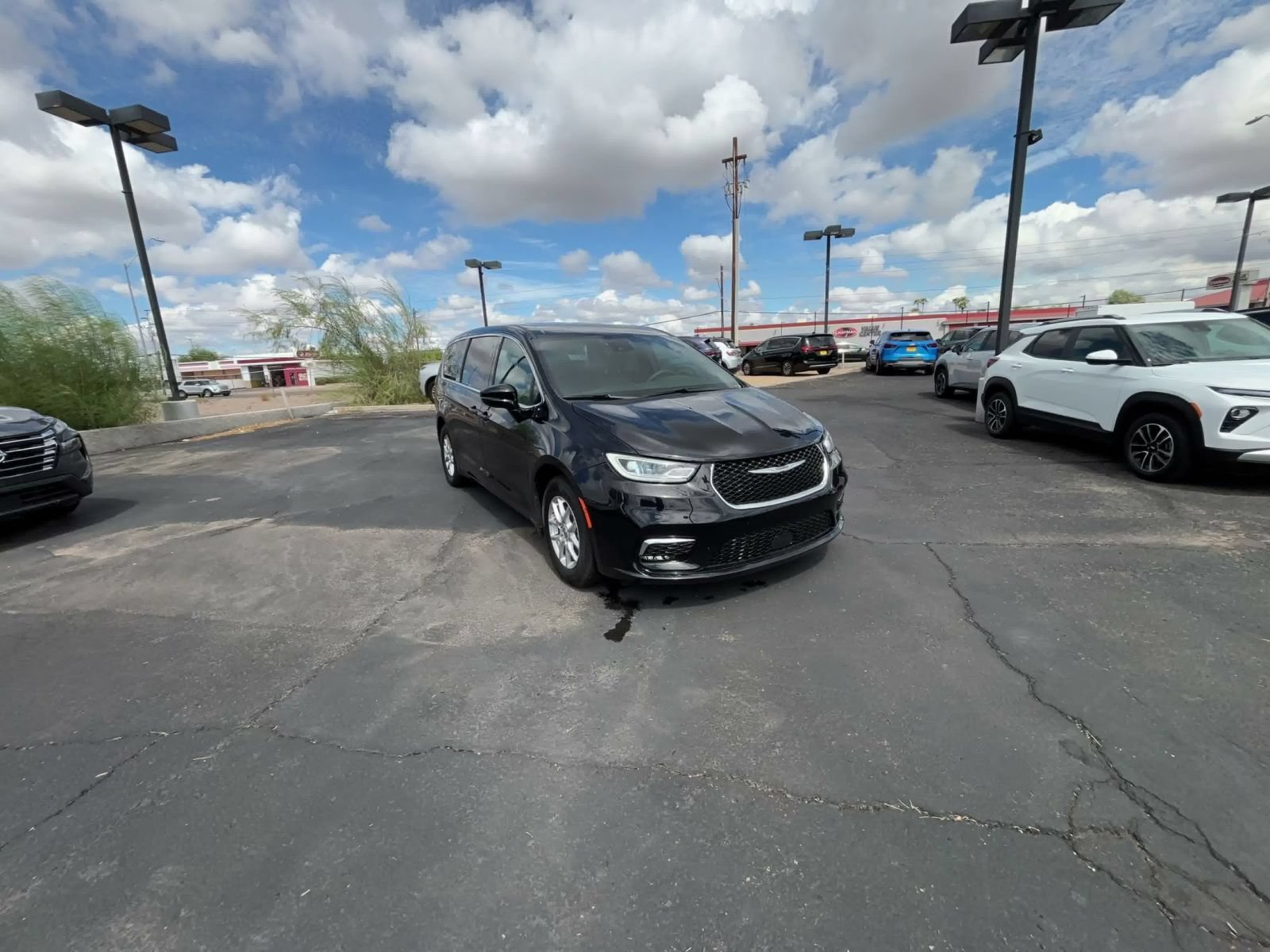 Used 2025 Chrysler Pacifica Select FWD image 3