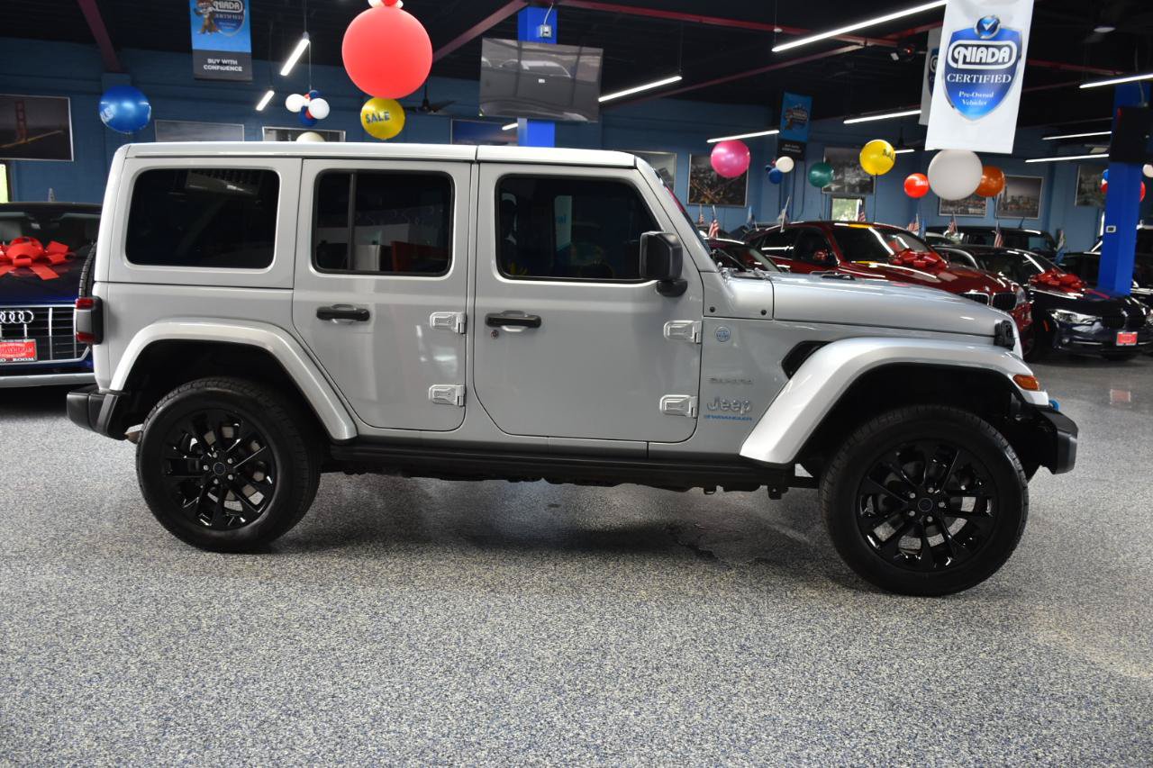 Used 2024 Jeep Wrangler Unlimited Sahara w/ Technology Group AWD/4WD image 2