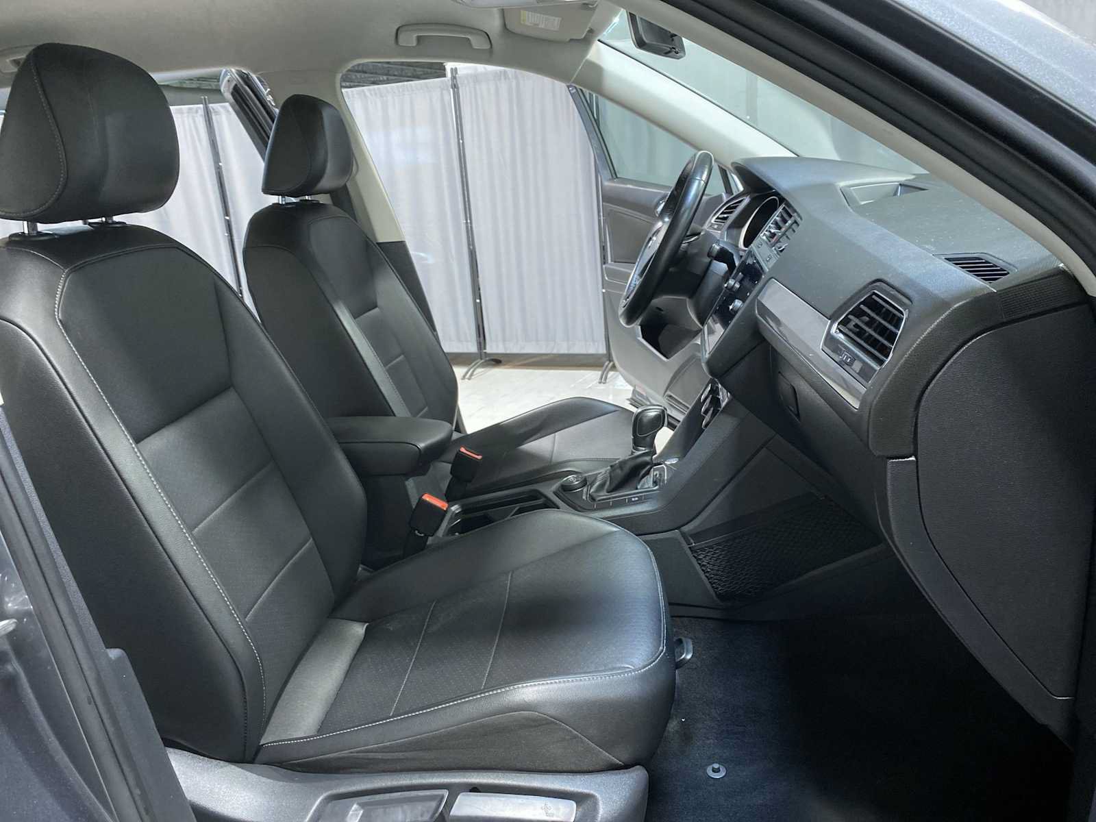Used 2018 Volkswagen Tiguan SE AWD/4WD image 14
