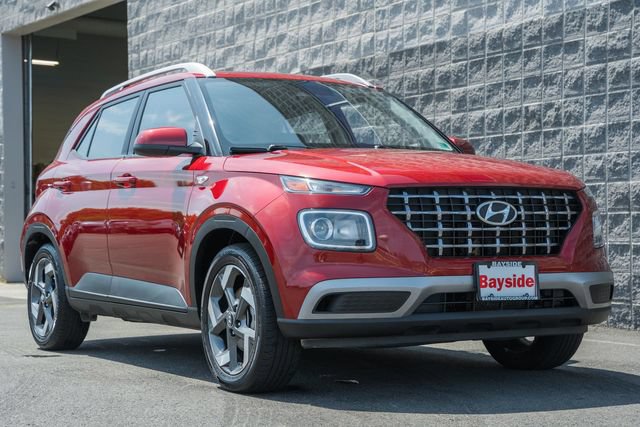 Used 2024 Hyundai Venue SEL FWD image 2