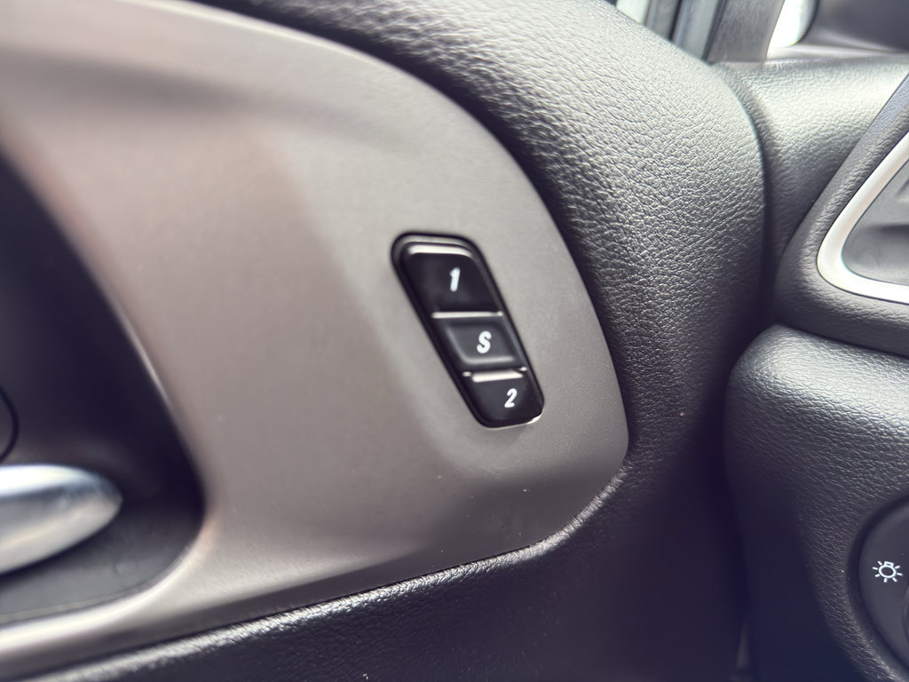 Used 2025 Chrysler Pacifica Select FWD image 20