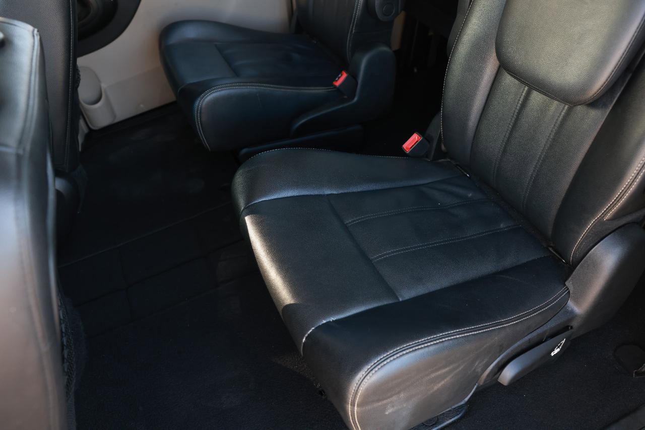Used 2014 Chrysler Town & Country Touring FWD image 10