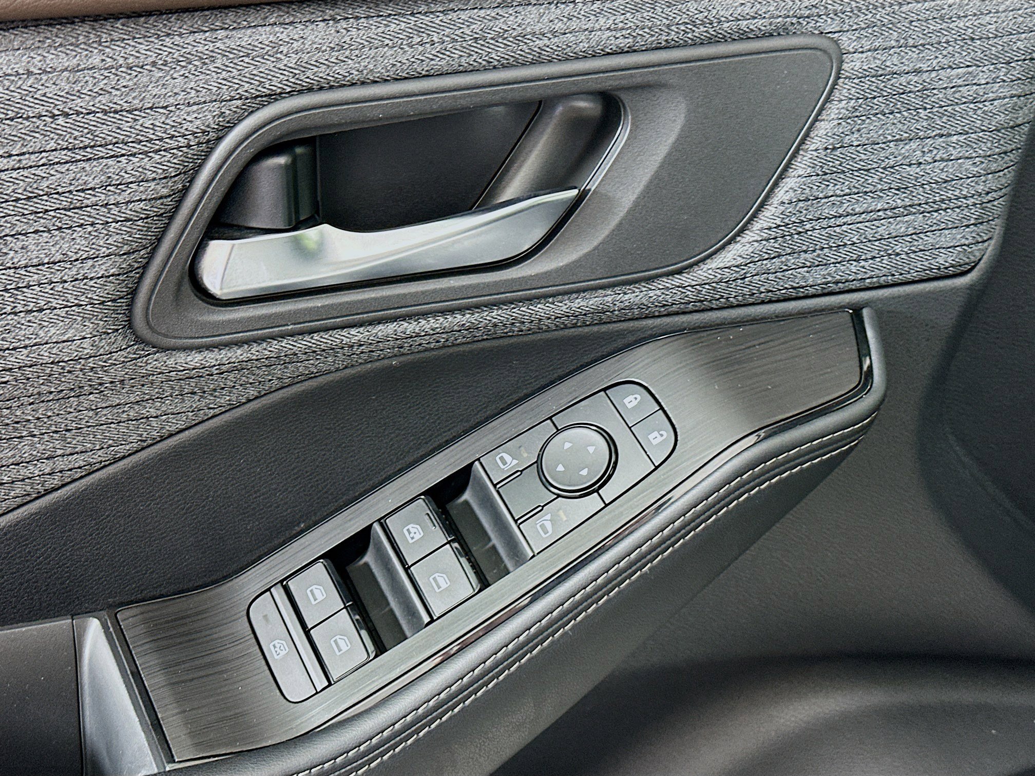 Used 2023 Nissan Rogue SV image 15