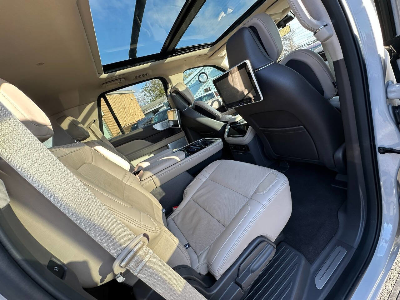 Used 2023 Lincoln Navigator Reserve image 18