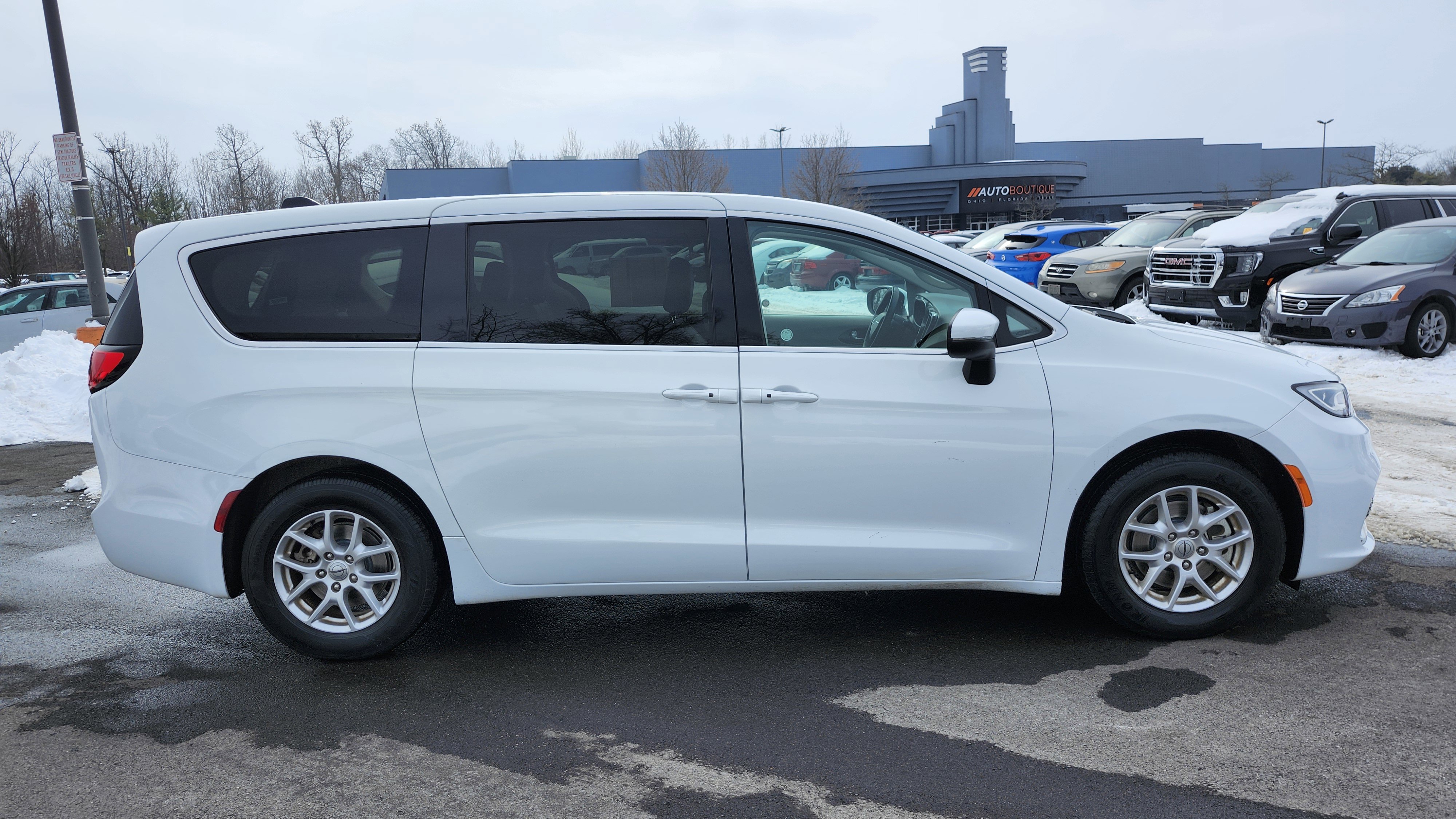 Used 2023 Chrysler Pacifica Touring-L image 16