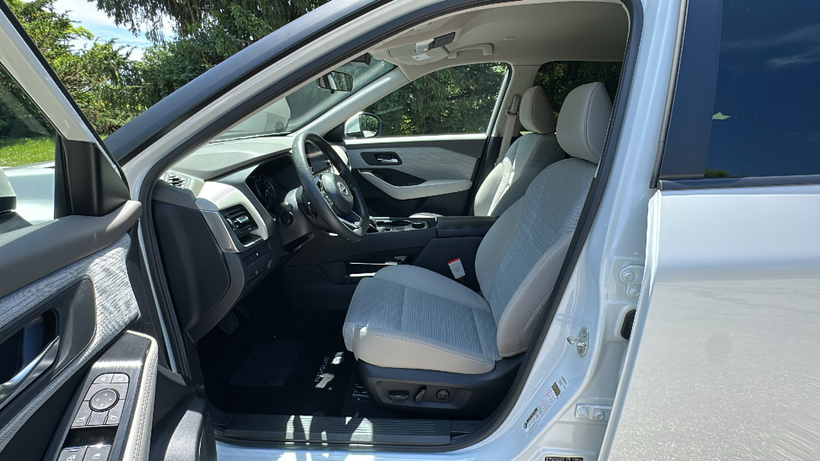 Used 2023 Nissan Rogue SV AWD/4WD image 11
