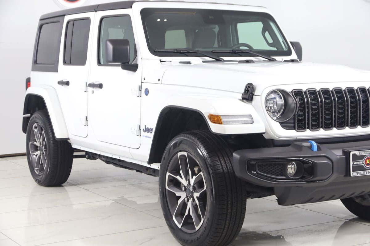 Used 2024 Jeep Wrangler Unlimited w/ Convenience Group AWD/4WD image 34