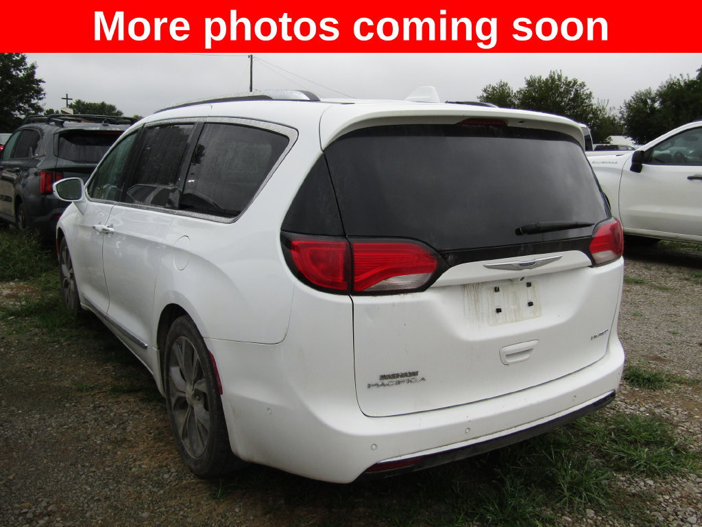 Used 2019 Chrysler Pacifica Limited w/ Tire & Wheel Group FWD image 3