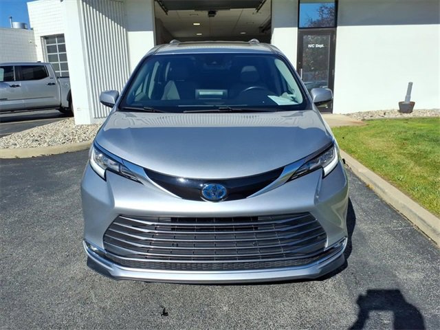 Used 2022 Toyota Sienna Limited image 30