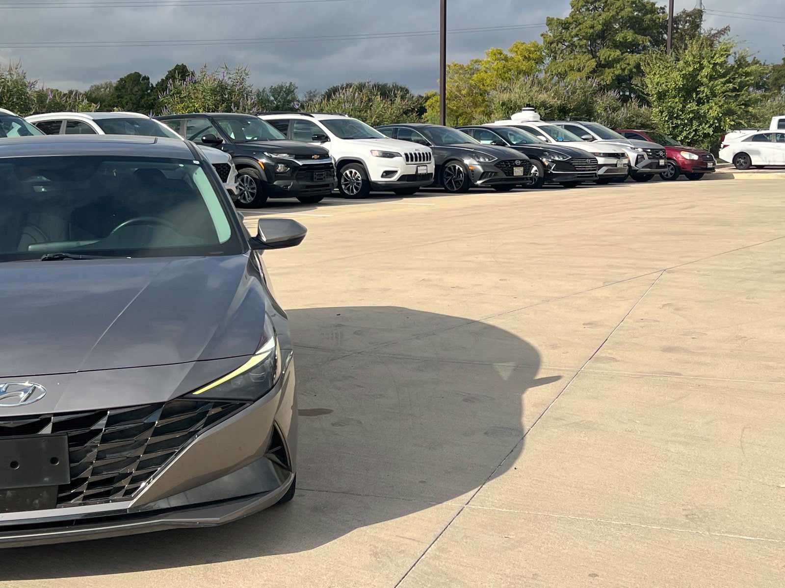 Used 2022 Hyundai Elantra Limited FWD image 3