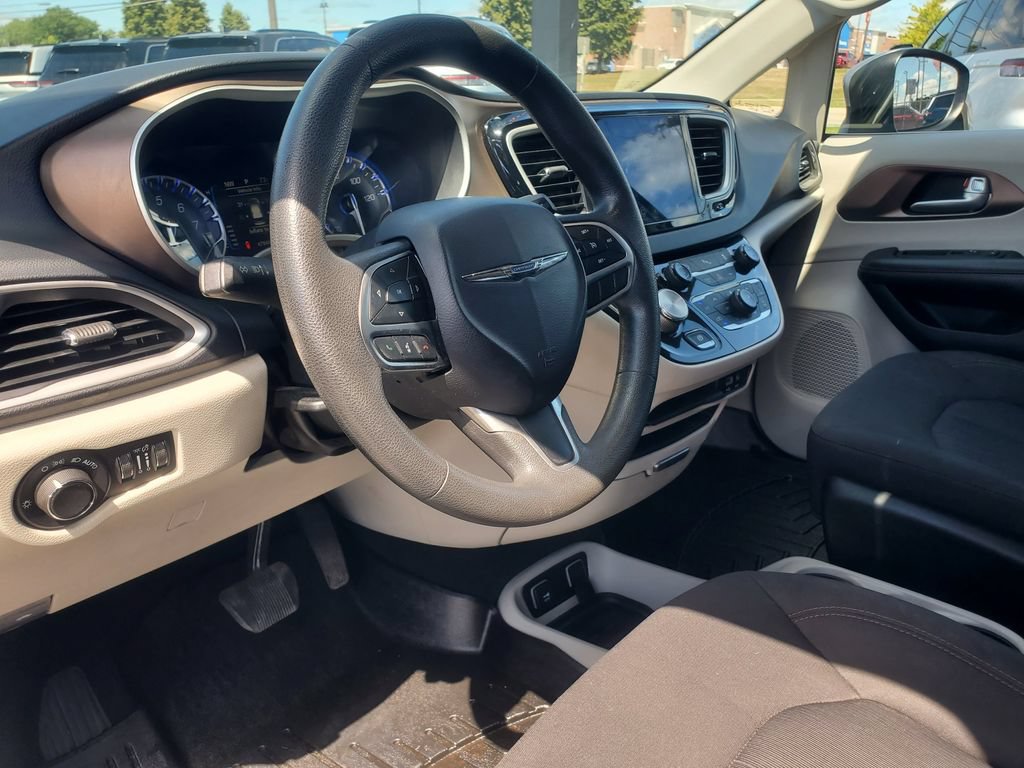 Used 2017 Chrysler Pacifica Touring FWD image 10